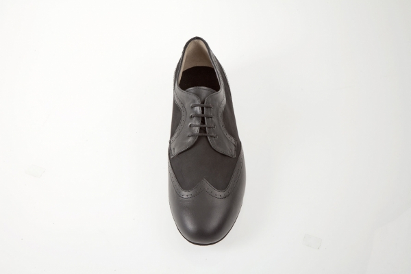 Klaschische Tanzschuhe im Derby-Design. Die Tanzschuhe sind die idealen Tanzschuhe für die Tanzschule.